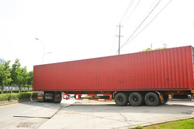 載重車在現(xiàn)代道路貨物運輸中的重要作用